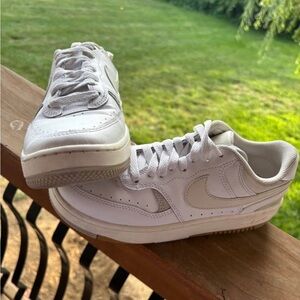 NIKE White Women's shoes Size 7.5 excellent condition. Use like new